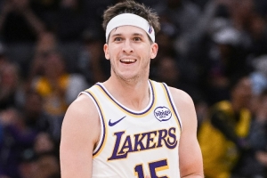 里夫斯开季四战场均至少35分5板5助 历史第七人&比肩乔库威字欧东