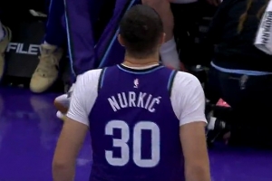 问题不大！利弗斯空切试图隔扣努尔基奇被犯规 后者有些不舒服