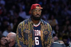 队记：詹姆斯的康复进展顺利 仍然预计将在11月中旬复出