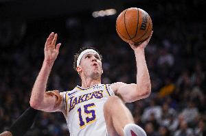 单核带队！里夫斯上半场11中5&7罚7中 砍下18分9助攻2抢断