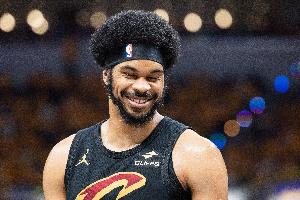 队记：阿伦遭遇左手无名指末节指骨非移位性骨折 明日出战成疑