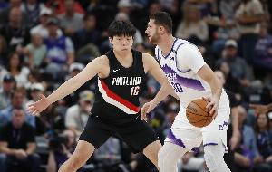 媒体人：大谷现在都还靠翻译 小杨能到约基奇高度那队友都学中文