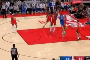 欺负人！弗拉格单打谢泼德 一路从三分线碾压到篮下轻松得分