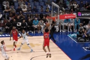 精准制导！阿尔瓦拉多横跨半场长传 墨菲空接轻松暴扣！