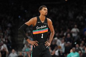 篮板太少！文班亚马上半场8中4得10分1板1断1帽 三分5中2